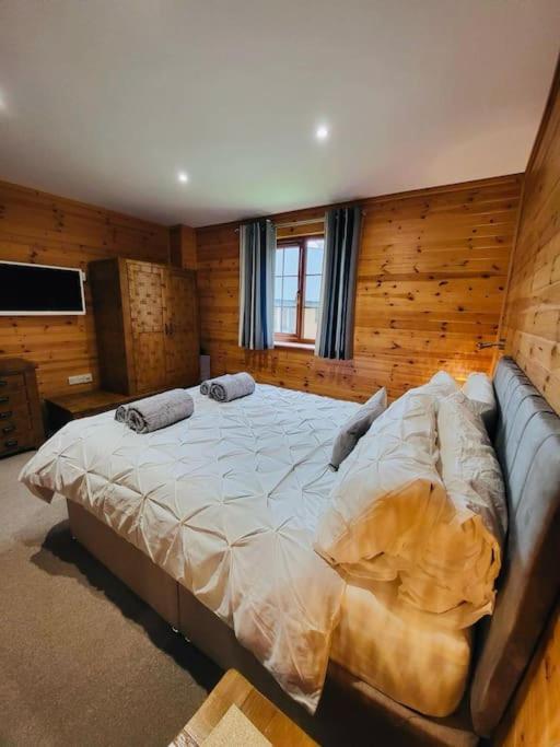Artro Lodge Luxury 3 Bedroom, 3 Bathroom & Hot Tub Llanbedr  Buitenkant foto
